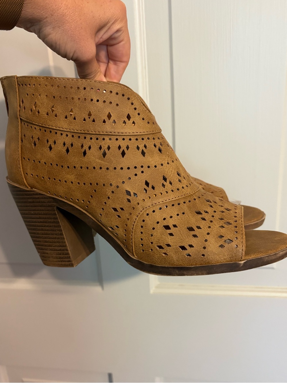 Jellypop Clarita Size 10 Suede Cutout Peep-Toe Tan Booties - Picture 8 of 9